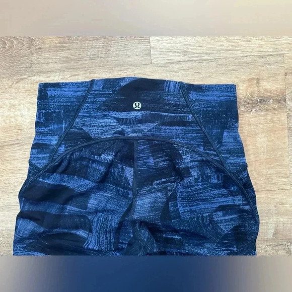 Lululemon Train Times Crop (17") Size 8
Transition Multi Midnight  Navy / Black - Picture 8 of 12